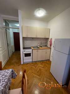 Izdaje se kompletno namešten jednoiposoban stan od 30 m² na Grbavici, u Puškinovoj ulici.